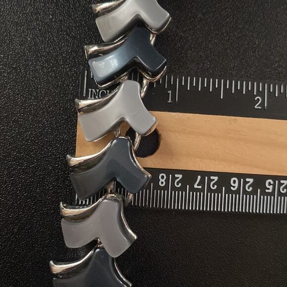 1960’s Era Vintage Charcoal and Light Grey Thermoset Lucite Bracelet - Picture 7 of 14